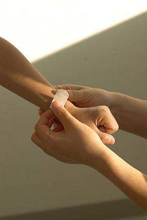 専用のコンタクトレンズで視力を回復